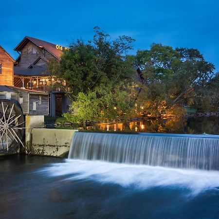 Bear Mountain Hollow-Free Dollywood Ticket- Cozy Cabin With A Hot Tub, Arcade & Deck Close To Town 비둘기 포지 외부 사진
