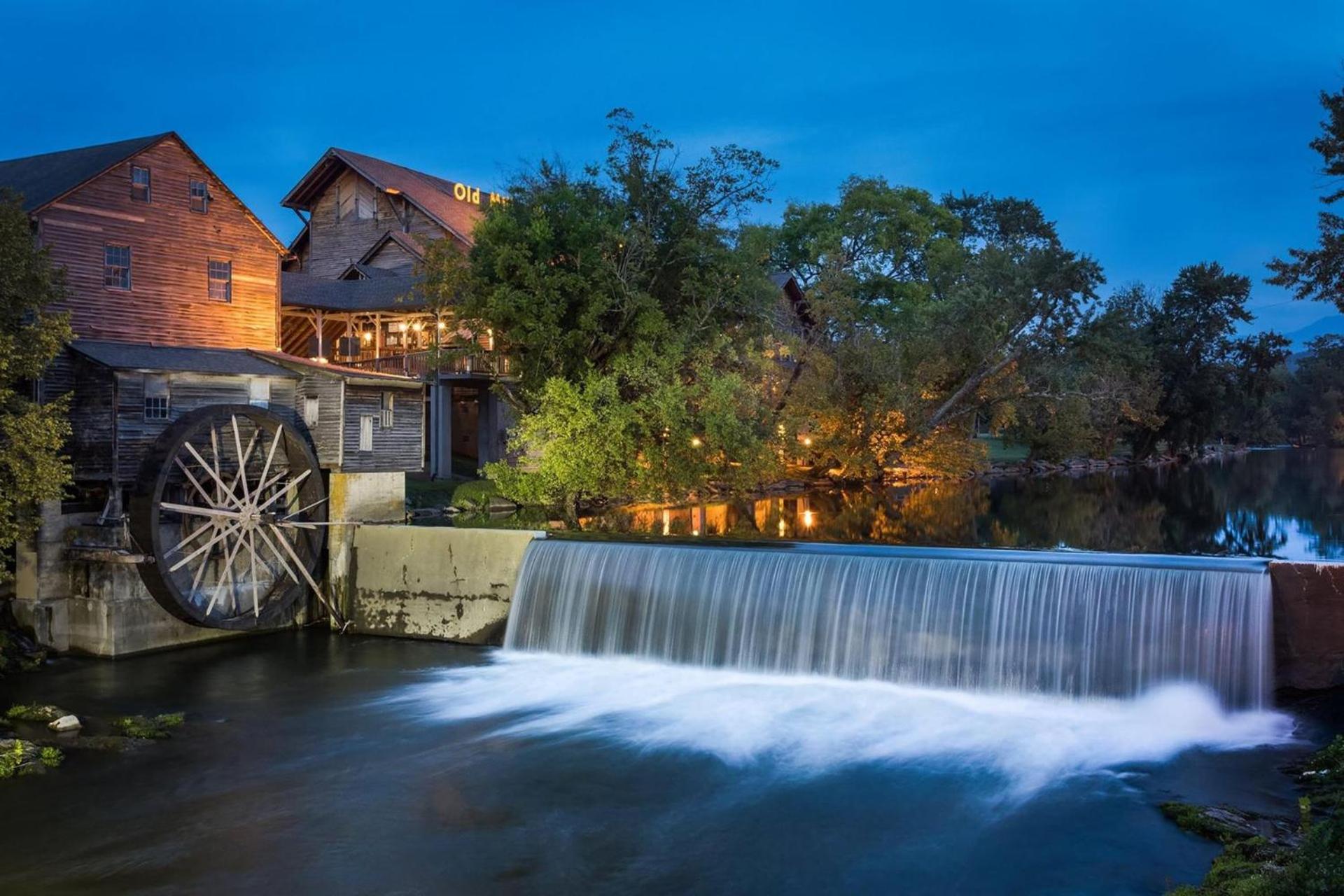 Bear Mountain Hollow-Free Dollywood Ticket- Cozy Cabin With A Hot Tub, Arcade & Deck Close To Town 비둘기 포지 외부 사진
